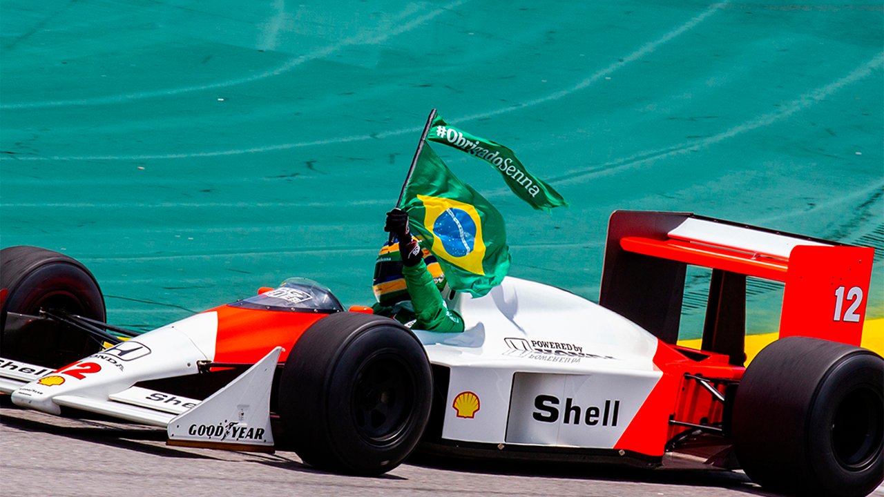 Ayrton Senna sempre comemorava suas vitorias balançando a bandeira brasileira l Foto: Reprodução