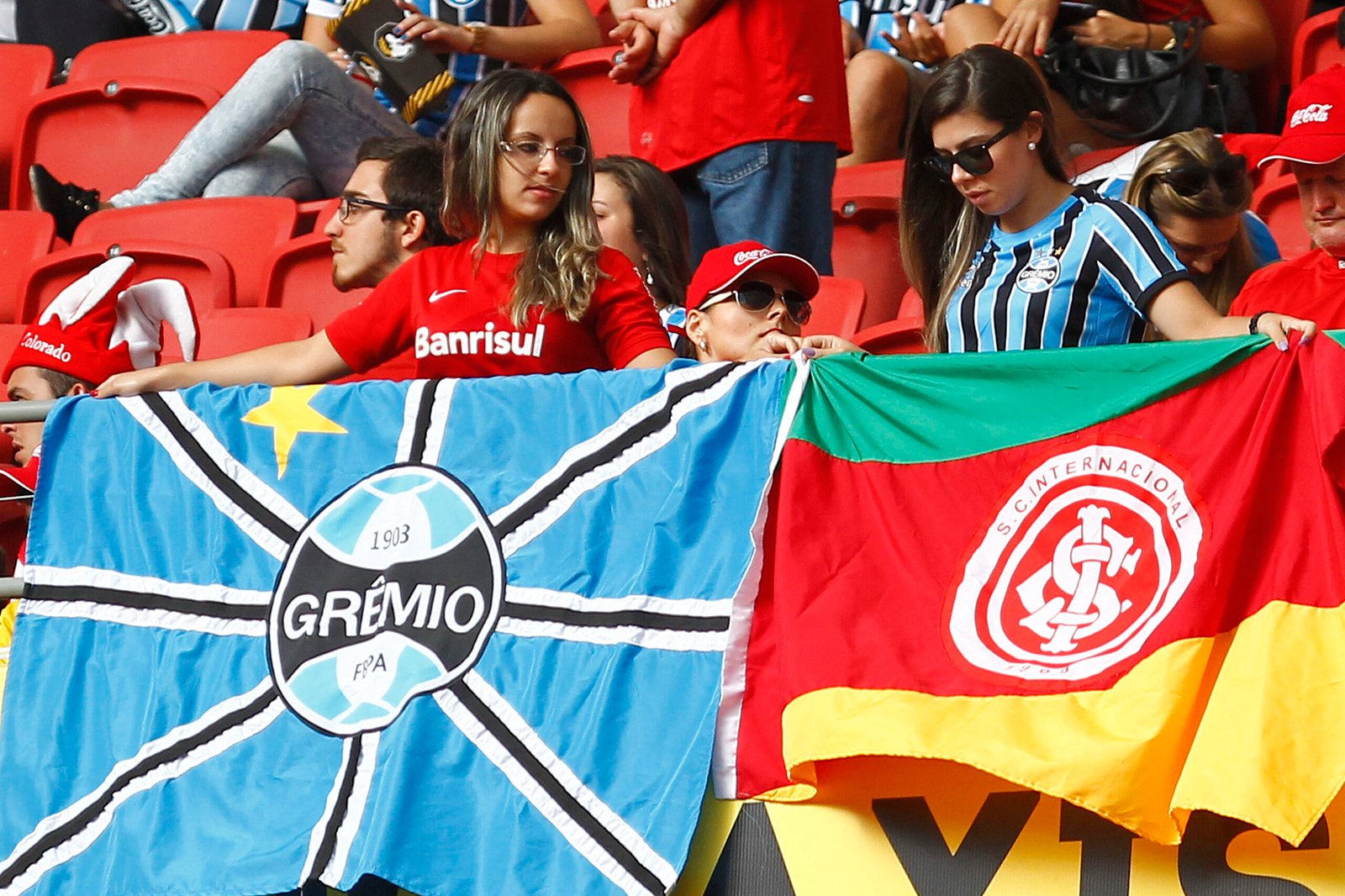 RS - FUTEBOL/CAMPEONATO GAUCHO 2015/ GRENAL - ESPORTES - Lance da partida entre Gremio e Internacional disputada na noite deste domingo no Estadio Beira-Rio valida pelo Campeonato Gaucho 2015. FOTO: LUCAS UEBEL/GREMIO FBPA