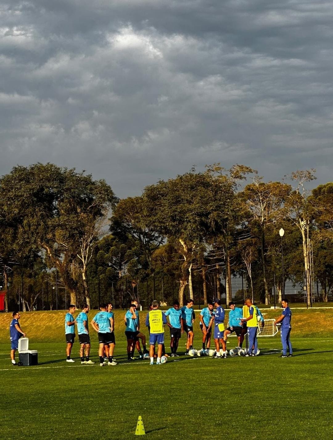 GRÊMIO JÁ ESTÁ EM CURITIBA E REALIZOU PRIMEIRO TREINO ANTES DO CLÁSSICO GRENAL